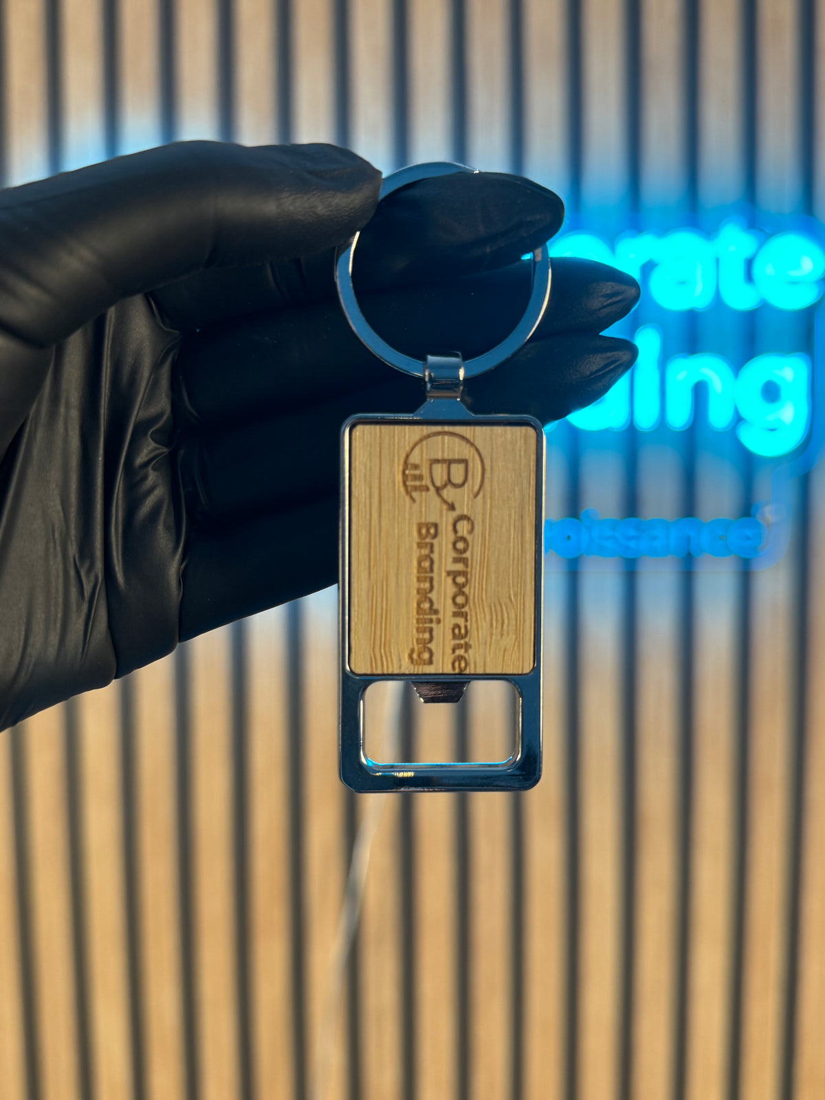 Porte-clés décapsuleur en bambou personnalisé par gravure laser - vue 2